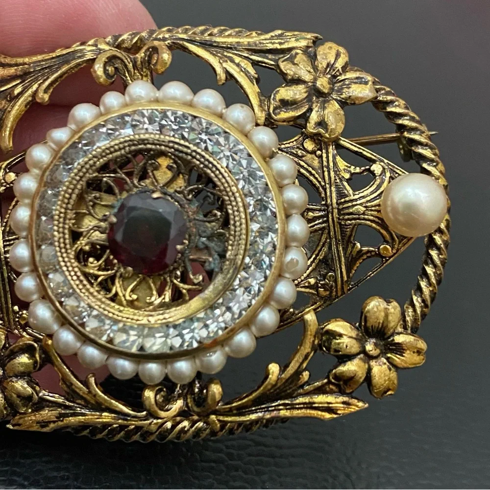 Vintage Unsigned Filigree Garnet Birthstone Faux Pearl Ornate Gold-tone Brooch - Picture 12 of 12